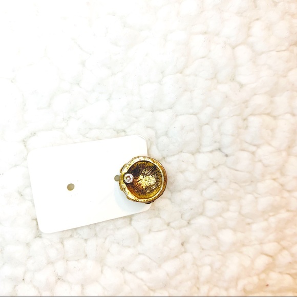 Adorable round button Earrings w/ little flowers - Picture 5 of 8